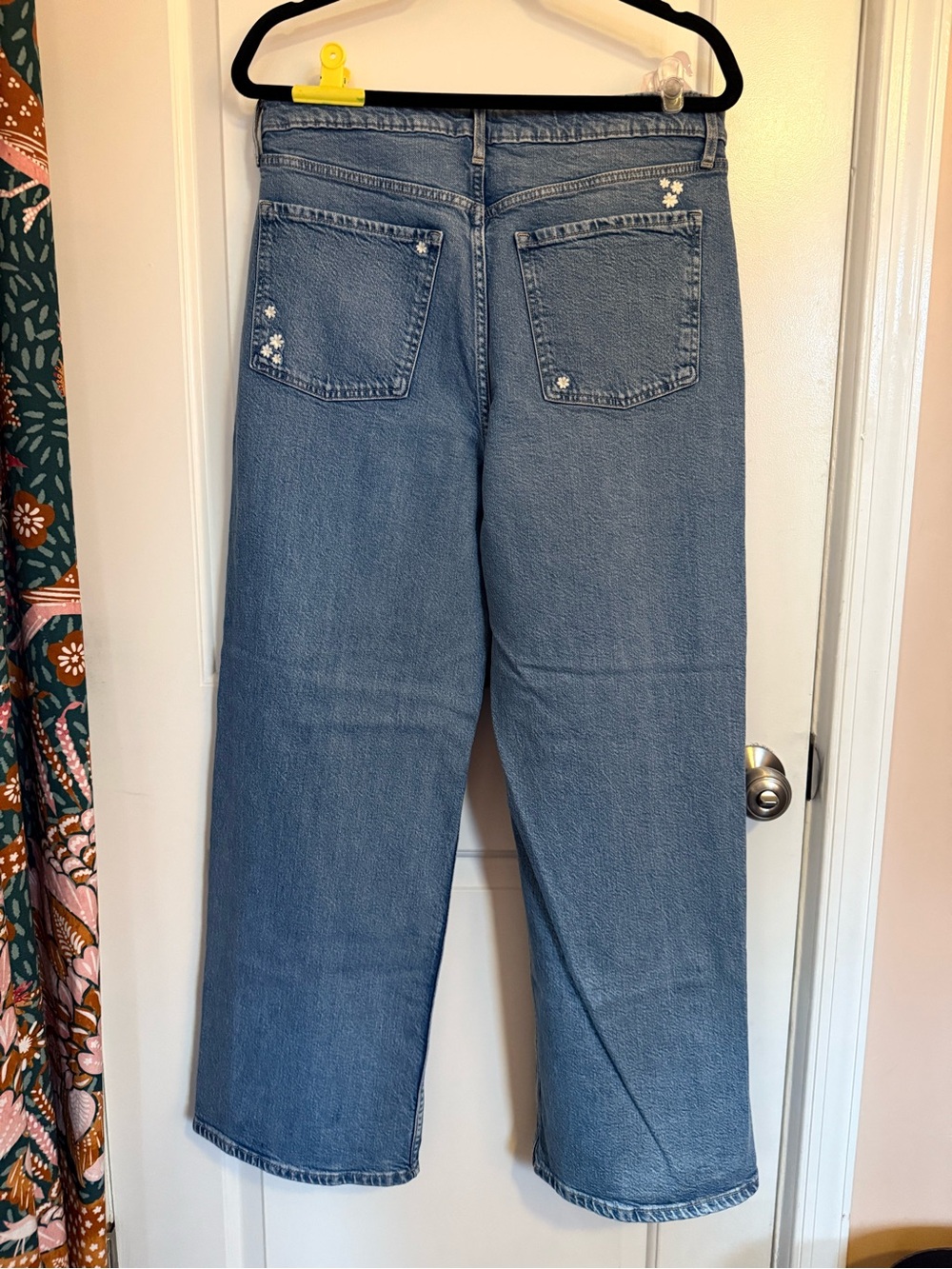 Old Navy Blue Straight-Leg Jeans with White Daisy Embroidery - Picture 4 of 7